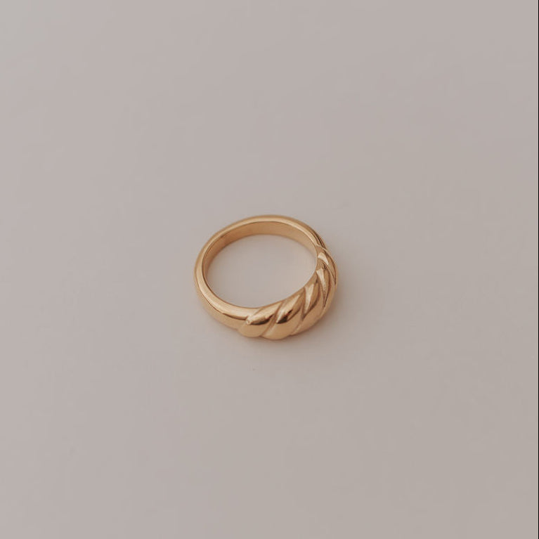 Wren Twist Ring